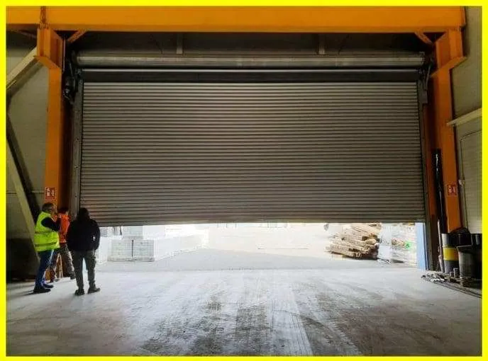 Intervento di riparazione su serranda industriale